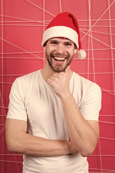 La Mañana Antes De Navidad. Entrega De Regalos De Navidad. Feliz Hombre De  Santa. Compras Navideñas En Línea. Escena De Año Nuevo Con Árbol Y Regalos.  Hombre Con Sombrero De Santa Tiene Regalo De Navidad. Composición Navideña