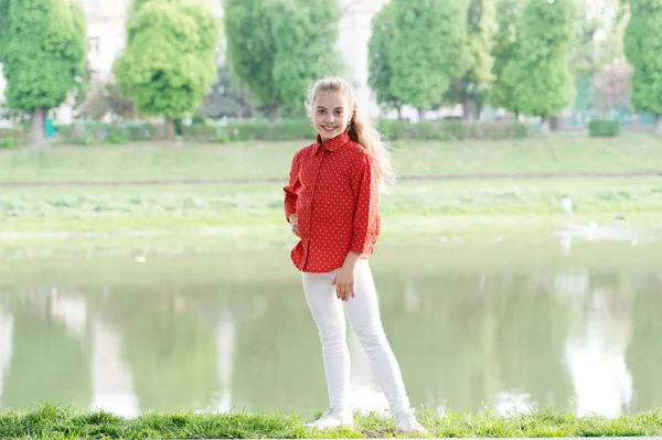 Ein typischer Tag in der Kindheit. glückliches kleines Mädchen in lässiger Kleidung für den Urlaub am Fluss. Kinderaktivitäten am Sommertag. glückliche Kindheit. Kindheit und Erwachsenwerden — Stockfoto