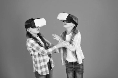 Arkadaşları vr içinde etkileşim. Alternatif gerçeklik keşfedin. Geleceği var. Siber uzay ve sanal oyun. Sanal gerçeklik teknolojisi. Sanal gerçeklik keşfedin. Çocuklar kızlar sanal gerçeklik oyna