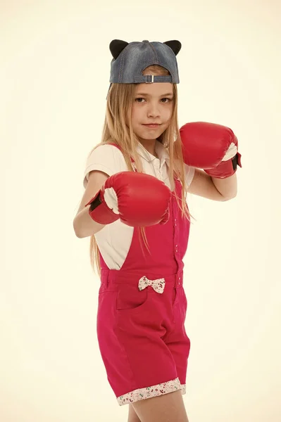 Niño con guantes de boxeo aislados en blanco. Niña antes del entrenamiento o entrenamiento. Kid atleta en gorra de moda. Moda, estilo y tendencia. Actividad deportiva y energía —  Fotos de Stock