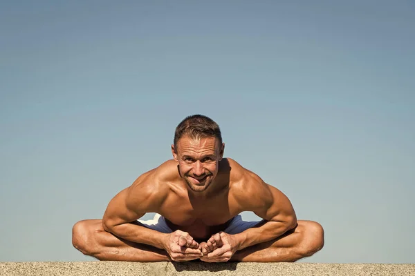 Prática de ioga ajuda a encontrar harmonia e equilíbrio. Homem praticando ioga fundo céu azul. Alcançou a paz de espírito. Conceito de meditação e ioga. Yoga ajuda a encontrar o equilíbrio e se unir com a natureza — Fotografia de Stock