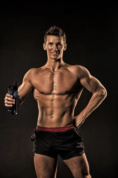 Sportsman med dricksvatten, vältränad torso, kropp — Stockfoto