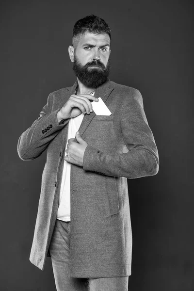 Homme barbu hipster tenir carte blanche en plastique. Concept bancaire et de crédit. Carte bancaire en plastique. Du crédit facile. Quelle carte bancaire facile à obtenir. Du shopping facile. Carte de crédit vous donne la liberté et la confiance — Photo