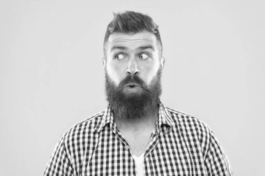 Adam sarı arka plan yakın çekim hipster merak yüz sakallı. Adam yüz ifadesi şaşırttı. Sakal ve bıyık duygusal sürpriz ifade ile hippi. Rustik sürpriz maço. Şaşırtıcı haberler