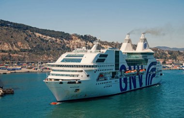 Barselona, İspanya, 30 Mart 2016: yolcu gemisi Gnv Rhapsody Genova Harbor. Hedef ve seyahat üzerinde yolcu gemisi. Yaz tatili. Büyük yolcu gemisi. Deniz yoluyla yolcu gemisinde seyahat