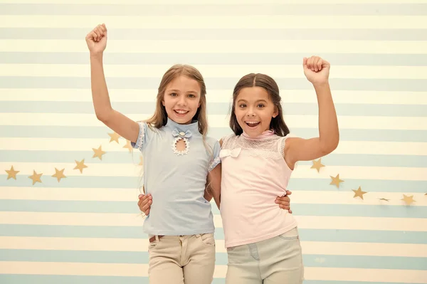 De partij van de verjaardag. verjaardagsfeestje van kleine gelukkig meisjes. kleine gelukkig meisjes omarmen en glimlachen bij viering. — Stockfoto