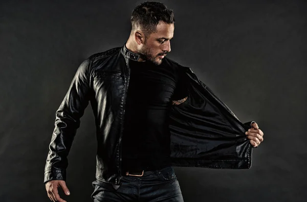 Stil ve eğilim. Sakallı adam soy deri ceket. Tıraşsız yüzündeki sakallı adam. Rahat tarzı kıyafetler moda modeli. Erkek cinsellik veya cazibe ve karizma vintage filtresi