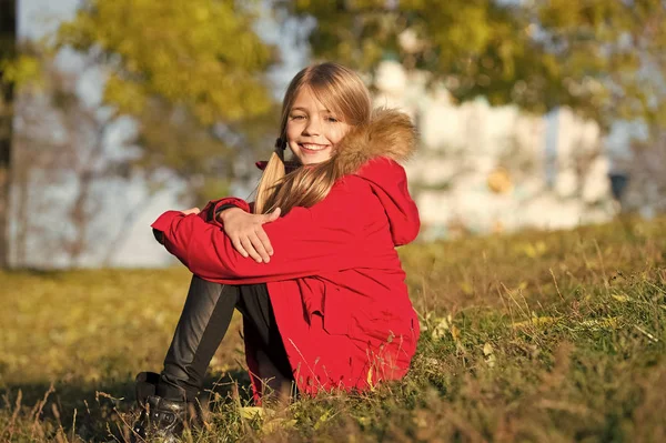 Nel suo stile. Mantenere i vestiti caldi giornate autunnali. Concetto di abbigliamento autunno. Cappotto caldo migliore scelta per l'autunno. Ragazzina indossare cappotto per la stagione autunnale sfondo natura. Bambino allegro su passeggiata di caduta — Foto Stock