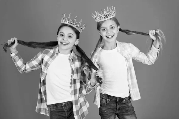 Merecemos lo mejor. Las chicas usan coronas. Concepto de niños mimados. Princesa egocéntrica. Los niños usan coronas doradas símbolo princesa. Todas las chicas soñando se convierten en princesas. Princesita. Feliz infancia. —  Fotos de Stock