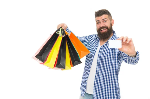 Compras seguras. Conceito de defesa do consumidor. Homem feliz consumidor segurar sacos de compras e cartão bancário. As leis de defesa do consumidor garantem direitos. Concorrência comercial leal e informação exacta no mercado — Fotografia de Stock