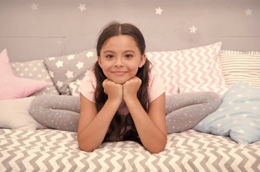 Yatağında uzanan şirin jimnastikçi. Kız çocuk yatak odasında oturmak. Çocuk yatmaya hazırlanın. Saat akşam germe. Rahatlatıcı ve germe, uzun saçlı çocuk kız. Esnek eklemleri ve kasları