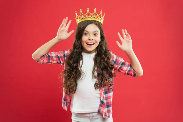 Felicidad y alegría. Soy el mejor. Los niños usan el símbolo de la corona dorada de la princesa. Chica linda corona de desgaste del bebé. Conviértete en concepto princesa. Toda chica que sueña con ser princesa. Señorita princesita — Foto de Stock