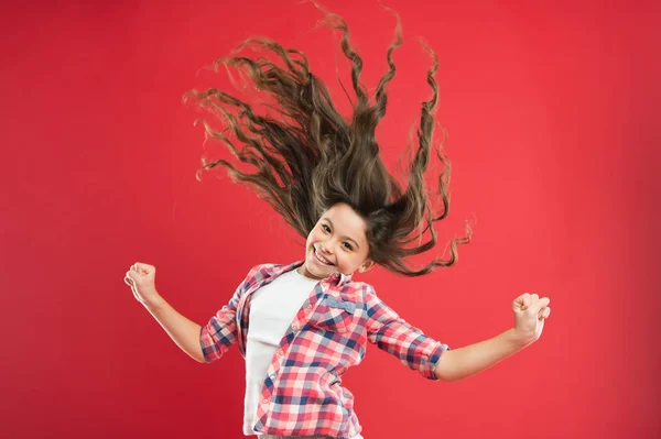 Niña activa con el pelo largo. Champú seco. Consejos fáciles de hacer peinado para niños. Concepto de cabello fuerte y saludable. Frescura duradera. Límpialo. Bonito y ordenado peinado. Pequeño niño pelo largo — Foto de Stock