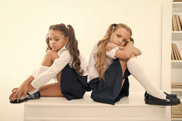 Insulto. insulto de duas meninas pequenas crianças ou irmãs na escola. meninas pequenas em uniforme escolar . — Fotografia de Stock