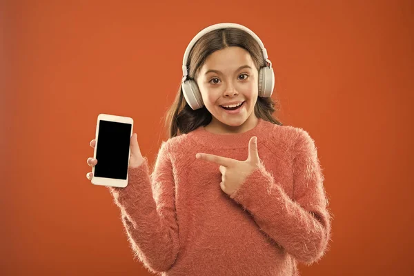 Best music apps that deserve a listen. Girl child listen music modern headphones and smartphone. Listen for free. Get music family subscription. Access to millions of songs. Enjoy music concept — Stock Photo, Image