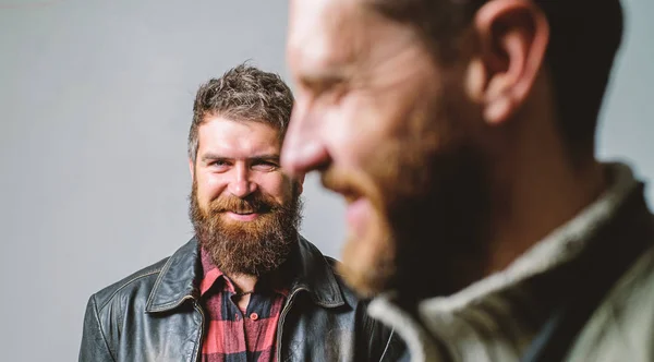 Si senta il sostegno di amico vero. L'uomo barbuto sta dietro l'amico hipster. Un vero amico sempre vicino. Mettiti al tuo fianco. Amicizia fiducia e sostegno. Relazioni fiduciose. Qualcuno dietro di te — Foto Stock