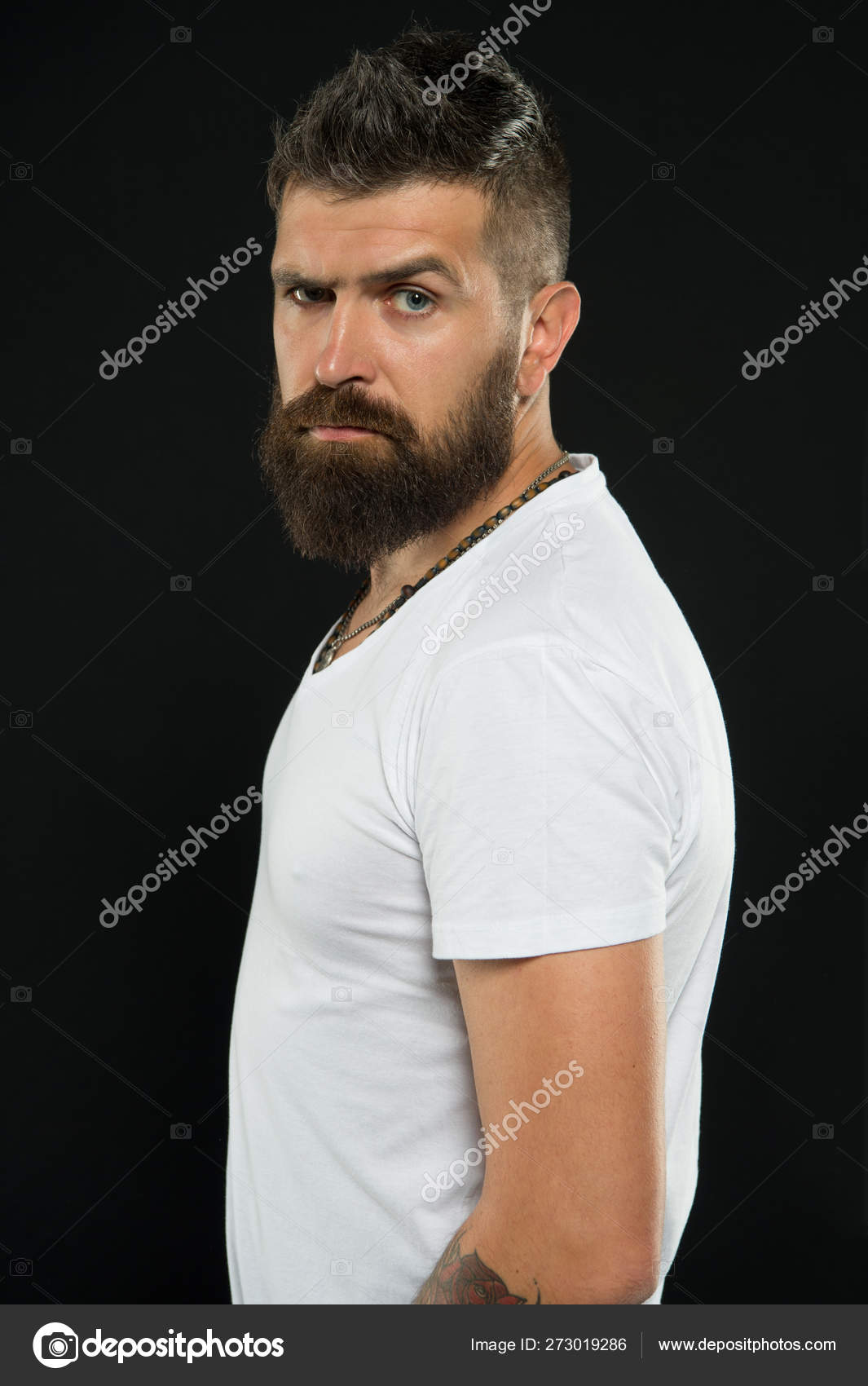 남자 잘 생긴 힙스터 세련된 수염과 콧수염. 수염 관리 스타일링 및 트리밍. 아름다움과 남성성. 수염 자신감 힙스터. 수염 패션과  이발사 개념. 이발사 팁은 수염을 유지 — 스톡 사진 © stetsik #273019286, image size:1065x1700