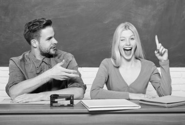 Kaç arkadaş üniversite okuyan öğrenciler. Üniversite hayatının tadını çıkarıyor. Adam ve kız sınıfta masada otur. Doğru cevap onların aklında. Kolej veya üniversite okuyor. Ücretsiz uygulama programı