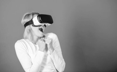 3D teknolojisi, sanal gerçeklik, eğlence, siber ve insanlar kavramı. Dijital arabirimi ile etkileşim artar dünya keşfetmek mutlu bir kadın. Sanal gerçeklik deneyimi.