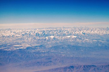 Mavi gökyüzü, havadan görünümü üzerinde Dünya gezegeni. Dağ manzarası. Dünya çapında seyahat. Çevre koruma ve ekoloji. Dünyayı kurtarmak
