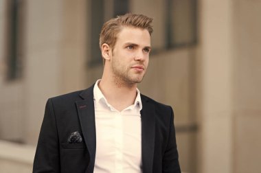 İşadamı seyir ileri gelecek bir fırsat. Adam iyi takım elbise yürüyüş kentsel arka plan bakımlı. İşadamı yakışıklı office çalışan emin yüz. İşadamı öğle süre boyunca yürümek. Rüya gibi işadamı