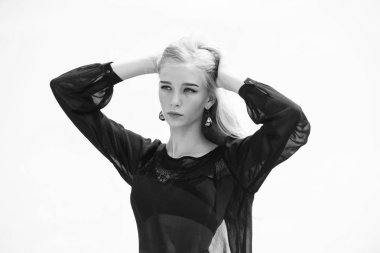 Dikkat çekmek nasıl saç ağartılmış. Kuaför ipuçları kavramı. Ağartılmış saçımı kurtarıyor. Kız ihale sarışın makyaj yüz gökyüzü arka plan. Nasıl hızlı ve güvenli bir şekilde ağartılmış saç onarım. Kökleri beyazlatma