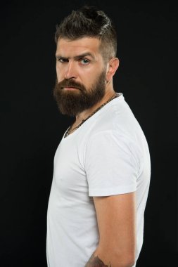 Adam yakışıklı hipster şık sakal ve bıyık. Şekillendirme ve sakal bakımı kırpma. Güzellik ve erkeklik. Sakallı kendine güvenen hipster. Sakal moda ve berber kavramı. Berber uçları sakal korumak