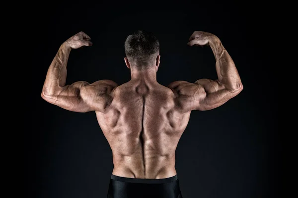 Hrdý na skvělou podobu. Bodybuilder koncept. Zdravý a silný. Macho pohledný se svalovým trupem. Mužnost a sport. Zlepšete se. Muž svalnatý sportovec. Atraktivní člověk svalnatý tělo — Stock fotografie