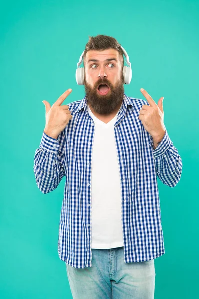 Amante de la música guapo. Hombre con auriculares. Los sitios de transmisión que creemos que están más de moda y más calientes alrededor. Gratis fuentes de música en línea diferentes características. Carta musical. Hipster con barba escuchando música —  Fotos de Stock