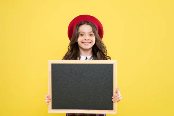 Conselho de informações promocionais criança. Local de informação. Menina segurar quadro-negro em branco. Espaço de cópia de produto de publicidade. De volta ao conceito de escola. Informação da escola. A informar-te. Espere o inesperado — Fotografia de Stock