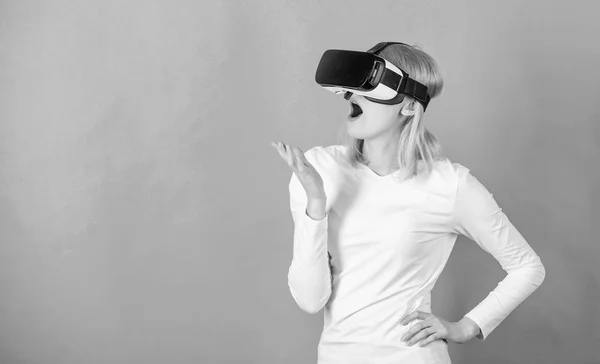 Frau beobachtet Virtual-Reality-Vision. Aufgeregt lächelnde Geschäftsfrau mit Virtual-Reality-Brille. vr Spiel. — Stockfoto