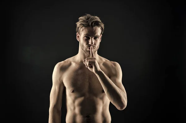 Bodybuilder εμφάνιση σιωπή χειρονομίες δάχτυλο. Αθλητής με σέξι στήθος και την κοιλιά. Γενειοφόρος άνδρας αθλητής με κατάλληλα τον κορμό. Προπόνηση και δραστηριότητα κατάρτισης στο γυμναστήριο. Σιωπή και μυστικό έννοια — Φωτογραφία Αρχείου