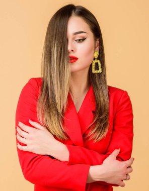 Profesyonel makyaj ile seksi kadın. takı küpe. Kırmızı ceketli kız. güzellik ve moda. saç güzellik ve kuaför salonu. Zarif kadının moda portresi. Funky güzellik