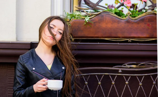 Las mujeres toman café al aire libre. Momento inspirador pacífico. Chica relajarse en la taza de capuchino café. Dosis de cafeína. Café para un día lleno de energía. Hora del desayuno en la cafetería. Chica disfrutar de café por la mañana — Foto de Stock