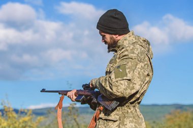 Becerileri nişan. Avcı tüfeği amaçlayan tutun. Benim hedef. Sakallı avcı boş zaman avcılık harcamak. Optik ekipman profesyoneller için avcılık. Acımasız erkeksi hobi. Hedef doğa arka plan amaçlayan adam
