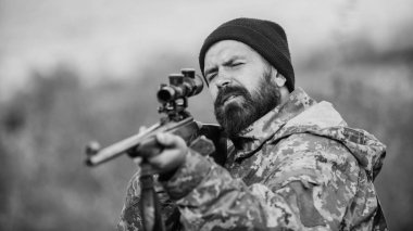 Benim hedef. Sakallı avcı boş zaman avcılık harcamak. Optik ekipman profesyoneller için avcılık. Acımasız erkeksi hobi. Nişan hedef doğa arka plan adamım. Avcı tüfeği amaçlayan tutun. Becerilerini hedefleyen