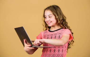online alışveriş. okul projesi. dizüstü ile mutlu küçük kız. dijital çağda çocuk gelişimi. web cam tarafından görüntülü arama. evde eğitim. iş video konferans. Sıkıcı ev ödevi