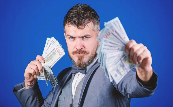 Bir girişimci veya yatırımcı. İş başlangıç kredi. Zengin işadamı bizimle Doları banknot. Para birimi broker para bohça ile. Nakit para tutan sakallı adam. Kendi iş ile para kazanmak