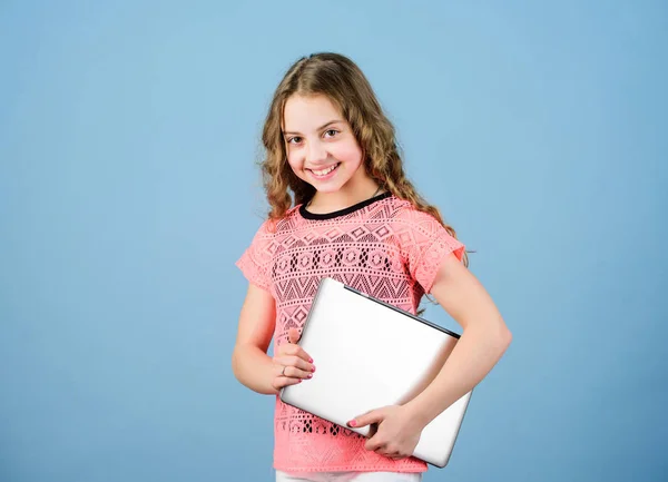 Uma senhora de negócios. educação escolar em casa. compras online. Projecto escolar. negócio de startup. desenvolvimento infantil na era digital. jogar jogos de computador. menina feliz com laptop. o seu próprio negócio — Fotografia de Stock