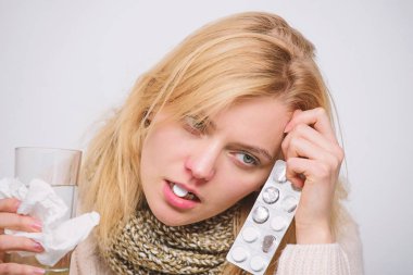 Unexpectable hastalık. Anti soğuk hap alarak şirin kız hasta. Hap ve su bardağı tutan sağlıksız kadın. İlaç ve artan sıvı alımı. Hasta kadın nedeni soğuk veya grip belirtileri tedavi