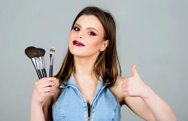 Salon de coiffure beauté. Fard à paupières rouge à lèvres. femme sensuelle aux cheveux longs, style. femme sexy avec brosse de maquillage professionnelle. la sexualité. cosmétiques de soins de la peau. maquillage de mode visage. femme avec maquillage — Photo