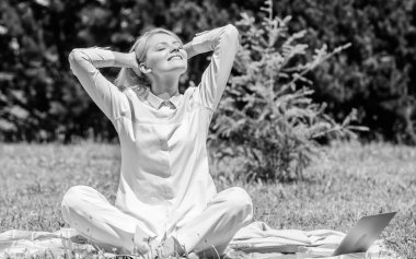 Neden her gün meditasyon. Zihnini boşalt. Kız halı yeşil çim çayır doğa arka plan üzerinde meditasyon. Dakika dinlenmek için bulmak. Pratik meditasyon rahatlatıcı bir kadın. Her gün meditasyon