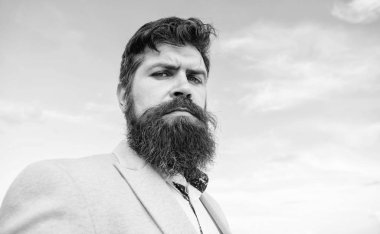 Büyüyen ve bıyık sürdürmek için uzman ipuçları. Hipster ciddi yakışıklı çekici sakallı adam uzun. Nihai bıyık damat Kılavuzu. Adam sakallı hippi bıyık mavi gökyüzü arka plan ile