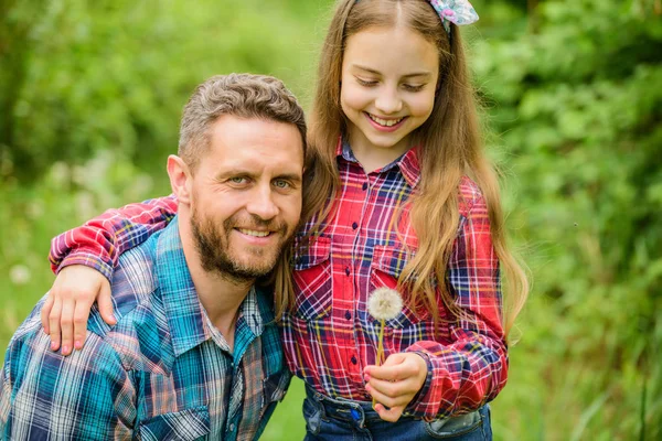 Hija y padre con diente de león. Niña y padre feliz. Día de la Tierra. pueblo de primavera país. ecología. Feliz día de familia. granja de verano familiar. Ayuda y apoyo — Foto de Stock