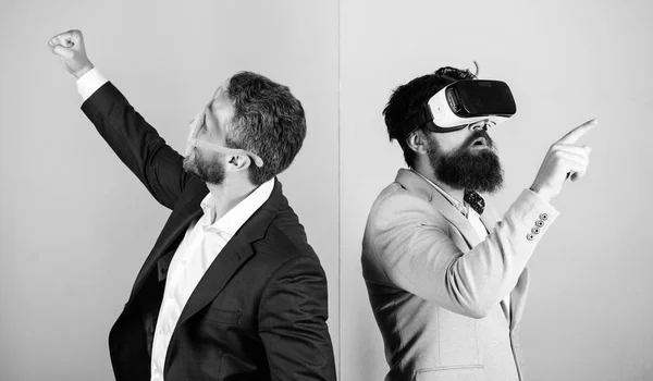 Negócios implementam tecnologia moderna. Homem com barba em óculos VR e acessório em plástico. O tipo interage na realidade virtual. Hipster explorando a realidade virtual. Alternativa divertida e virtual real — Fotografia de Stock