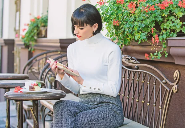 Mulher tem bebida desfrutar de um bom terraço café livro. Literatura feminina. Menina beber café ler livro. Caneca de bom café e livro agradável melhor combinação para fim de semana perfeito. Conceito de auto-aperfeiçoamento — Fotografia de Stock