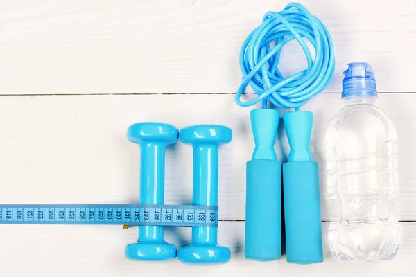 Gym-verktyg på vit bakgrund. Sportutrustning i cyan blå — Stockfoto