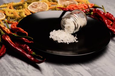 malzemelerle siyah seramik plaka üzerinde tuz