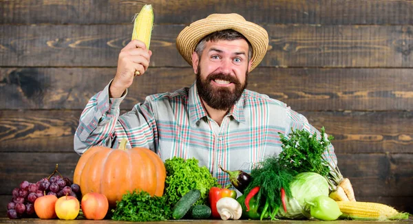 Diventa agricoltore biologico. Agricoltore con verdure biologiche fatte in casa. Coltivare colture biologiche. Orti e aziende agricole comunitarie. Alimenti biologici fatti in casa. Uno stile di vita sano. Uomo con la barba sfondo in legno — Foto Stock