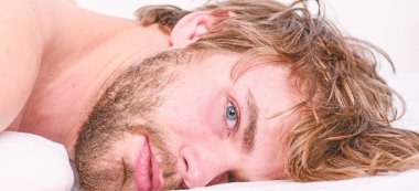 Adam tıraşsız sakallı yüzü uyku rahatlayın veya sadece uyan. Uyurken geliştirmek için basit ipuçları. Sakallı maço sabah relax adam. Toplam kavramı sakin ol. Adam çekici maço sakin ve rahat hissediyorum